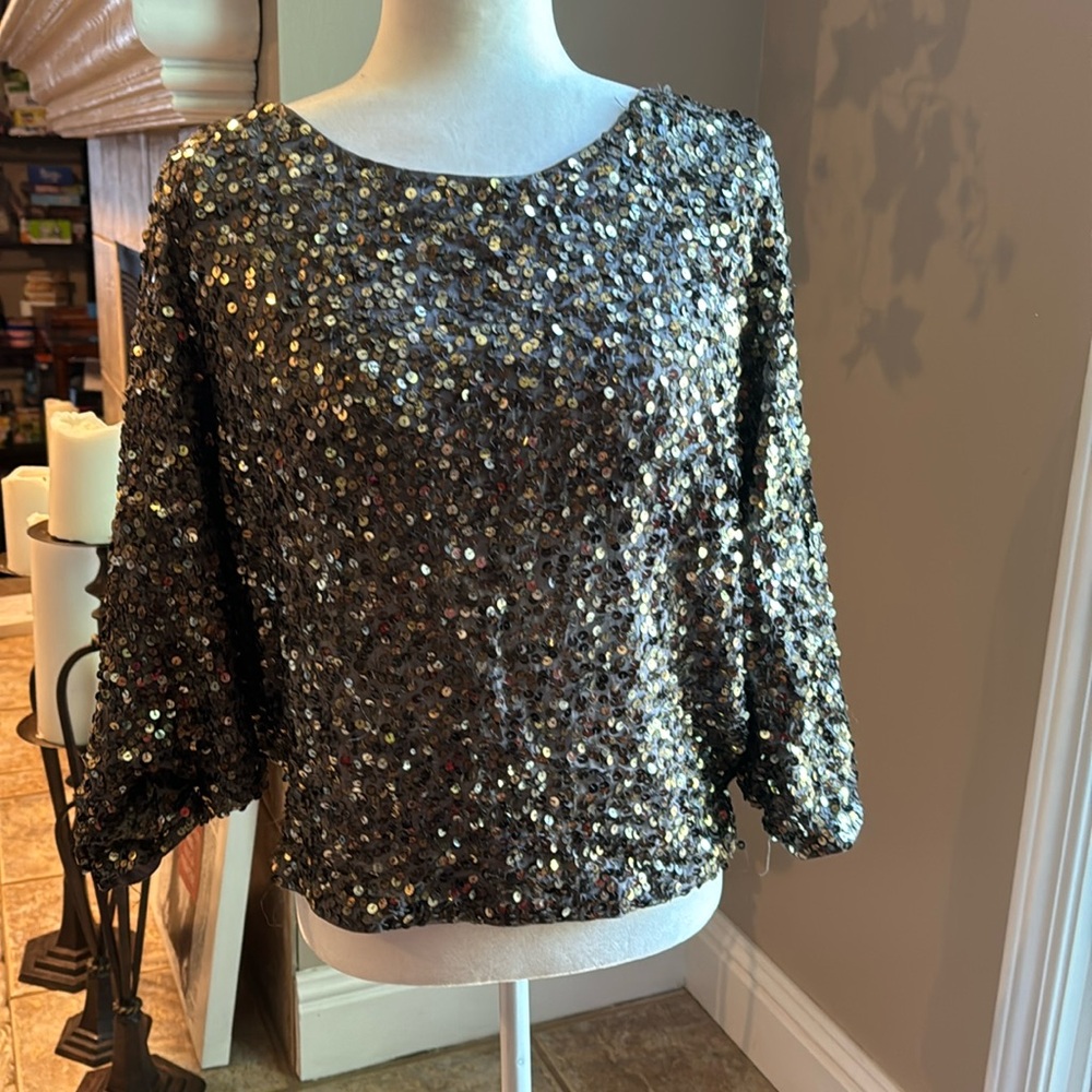 Sequenced top, size medium